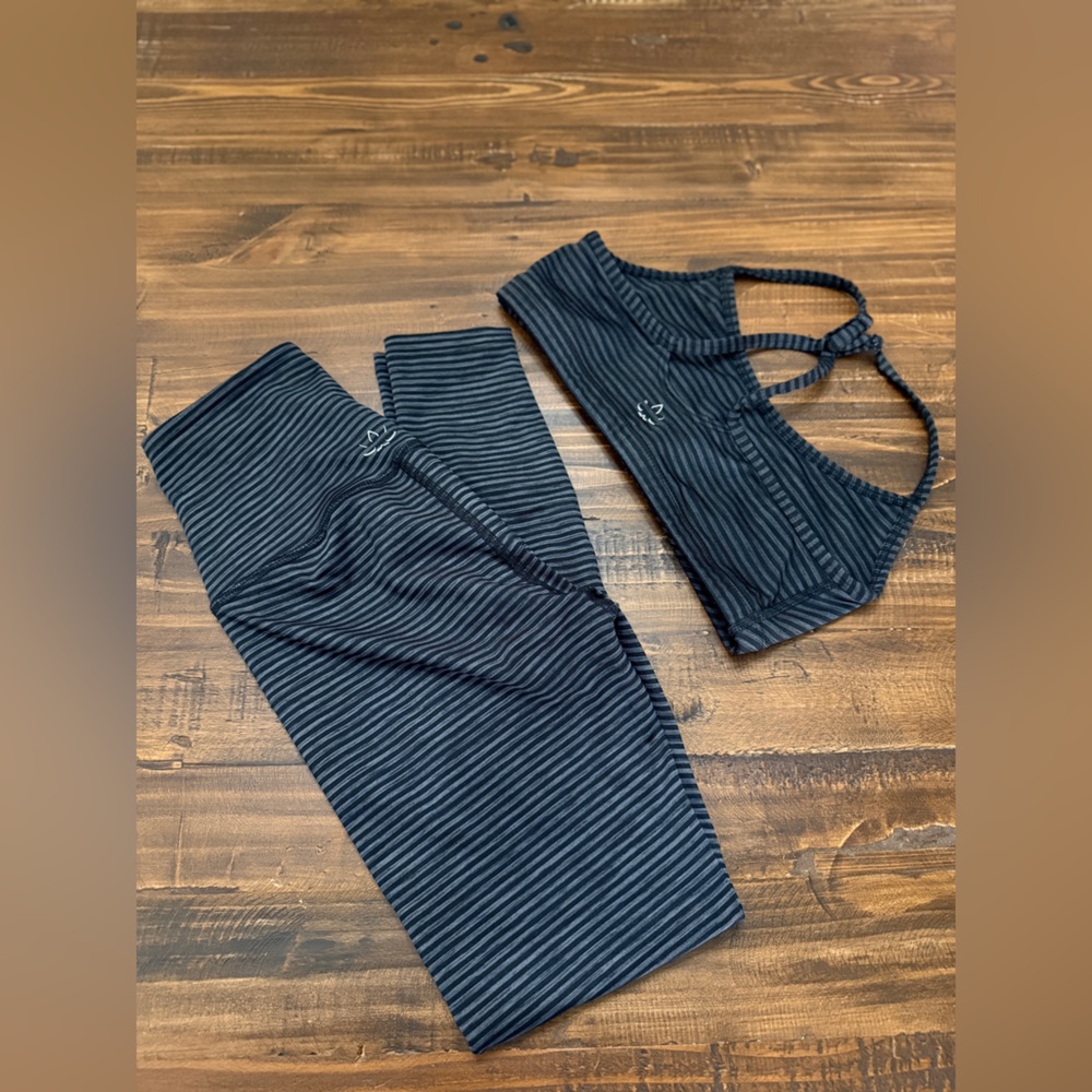 Beyond Yoga 🖤🩶 Striped Black & Gray Athletic Set - Sports Bra + Leggings
